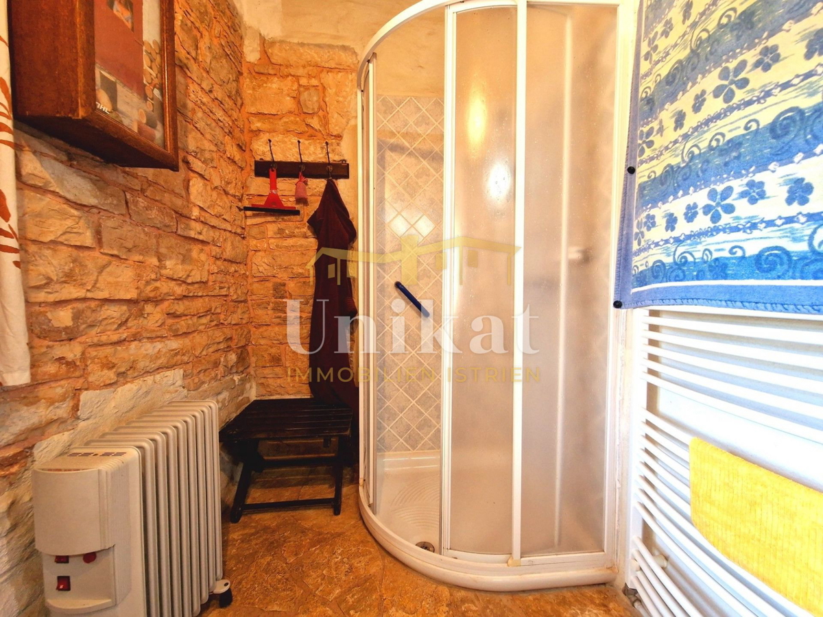 Autentica proprietà con casa in pietra e ampio terreno